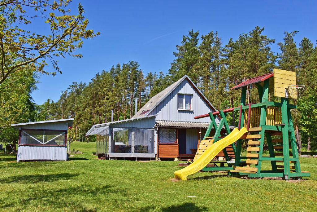 Namas su vaiku žaidimų aikštele poilsiui
