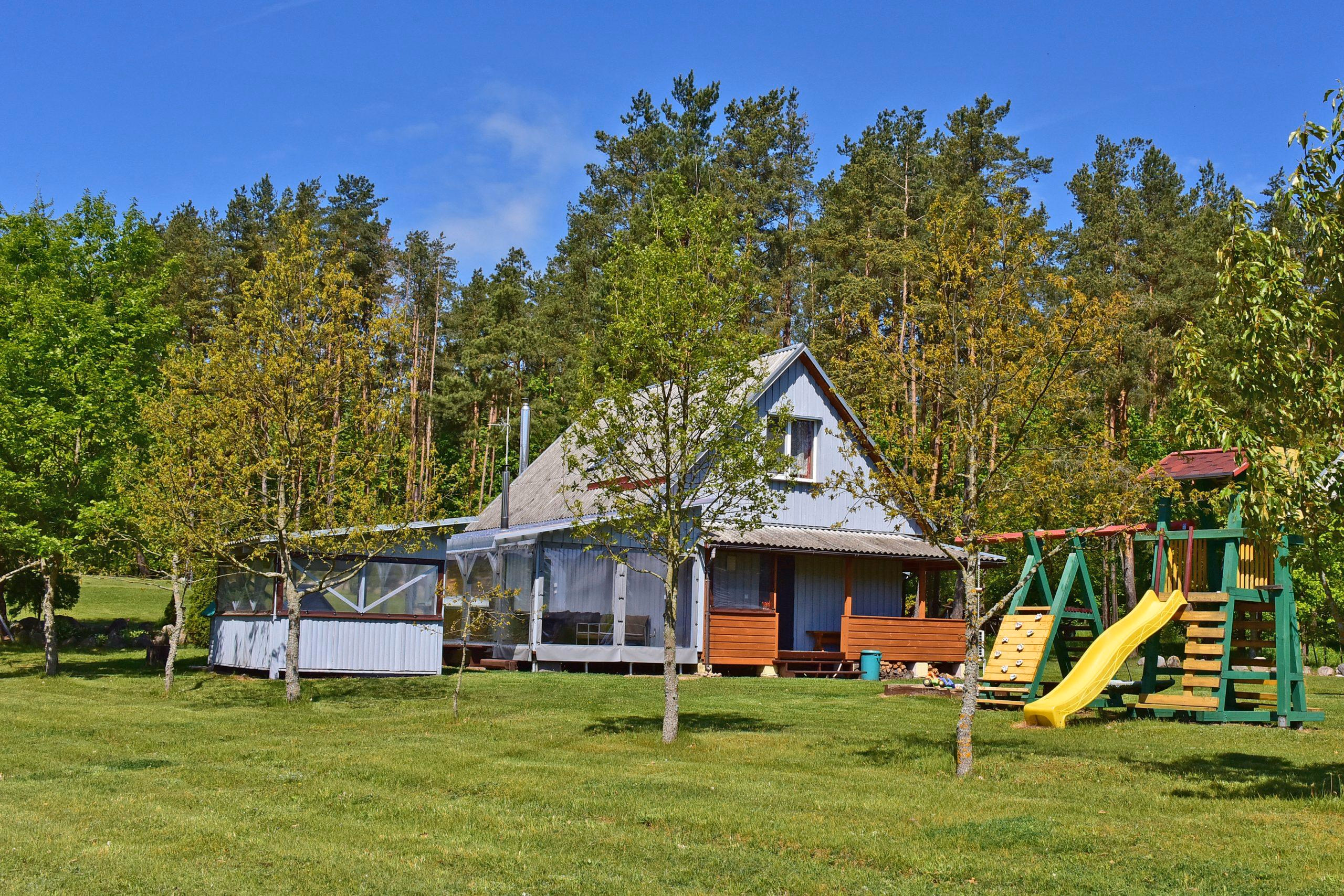 namas-su-zaidimo-aikste-misko-pakrastyje
