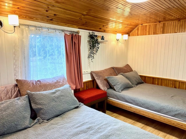 Miegamasis su langu – komfortiškas poilsis sodyboje