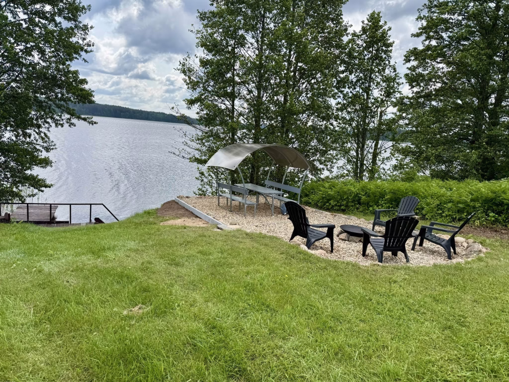 lauko sėdėjimo zona Adirondack kėdės ugnies kaminas ežeras