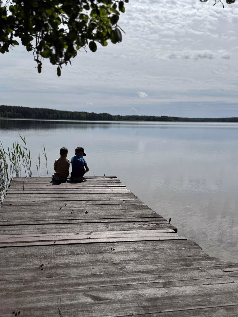 vaikinai prieplaukoje ežeras medžiai
